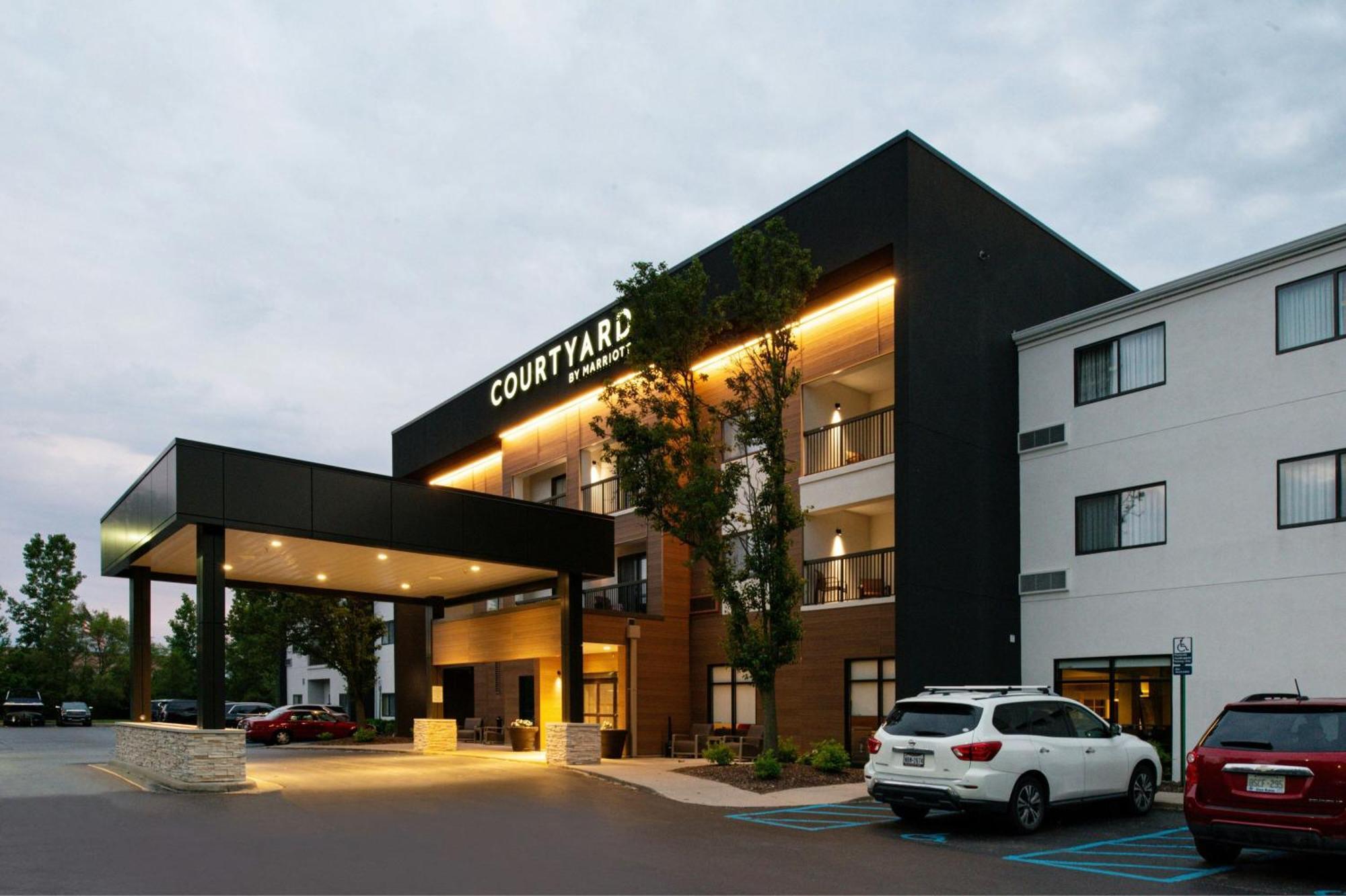 Courtyard Detroit Utica Hotel Exterior foto