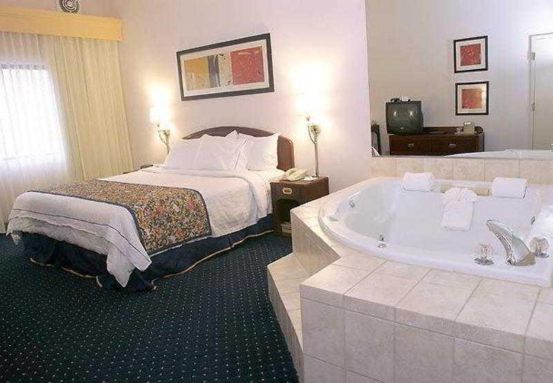 Courtyard Detroit Utica Hotel Exterior foto